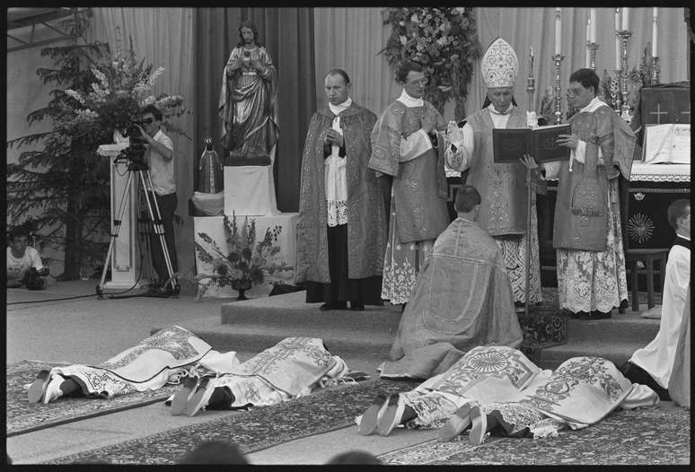 Consagra&ccedil;&atilde;o dos novos bispos em 1988 por Marcel Lefebvre, fundador da FSSPX