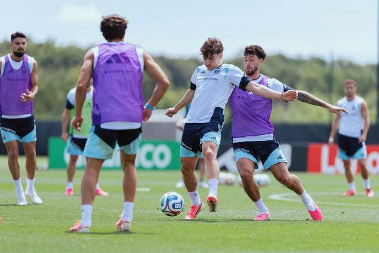 Juli&aacute;n &Aacute;lvarez durante treinamento com a sele&ccedil;&atilde;o da Argentina &ndash;