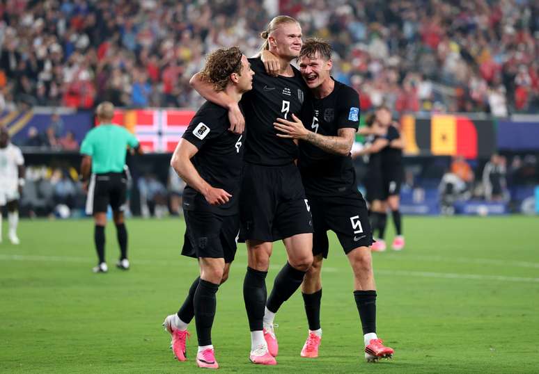 Haaland comemorando o terceiro da Noruega 