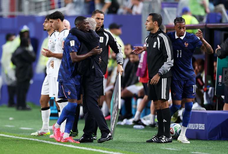 Didier Deschamps abra&ccedil;a Ousmane Dembel&eacute; ap&oacute;s substitui&ccedil;&atilde;o em Fran&ccedil;a x Iraque 