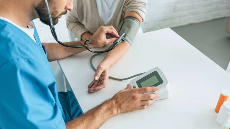Os autores refor&ccedil;am que a press&atilde;o arterial elevada &eacute; uma condi&ccedil;&atilde;o multifatorial, influenciada por gen&eacute;tica, n&iacute;vel de atividade f&iacute;sica, padr&atilde;o alimentar global, consumo de sal, peso corporal e outros aspectos do estilo de vida &ndash; depositphotos.com / VitalikRadko