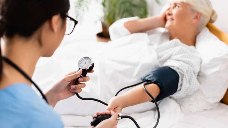 Os sintomas de um pico de press&atilde;o alta podem variar de pessoa para pessoa. Em alguns casos, quase n&atilde;o h&aacute; sinais evidentes, o que dificulta a percep&ccedil;&atilde;o do problema &ndash; depositphotos.com / HayDmitriy