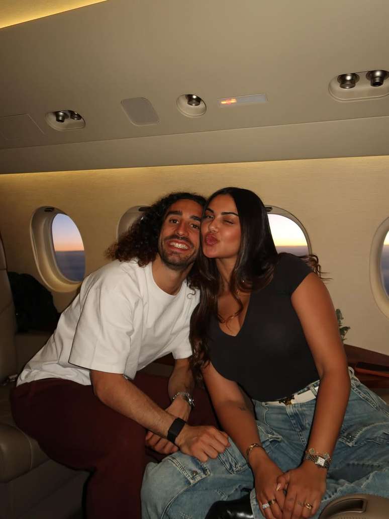 Marc Cucurella e esposa em viagem de avi&atilde;o 