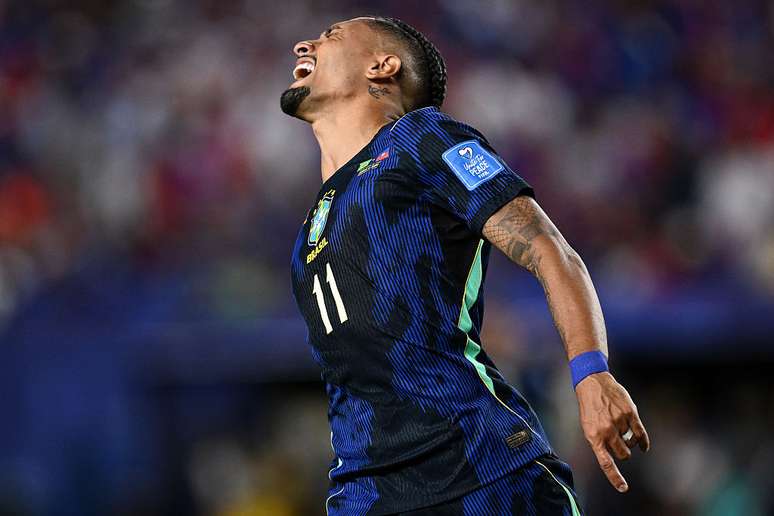 Raphinha sente les&atilde;o em jogo da Sele&ccedil;&atilde;o Brasileira