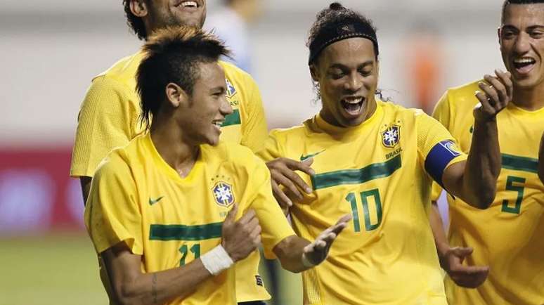 Neymar comemora gol com Ronaldinho Ga&uacute;cho em 2011