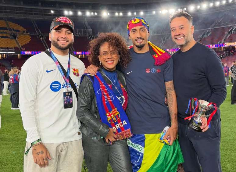 Raphinha e fam&iacute;lia em comemora&ccedil;&atilde;o de t&iacute;tulo do Barcelona