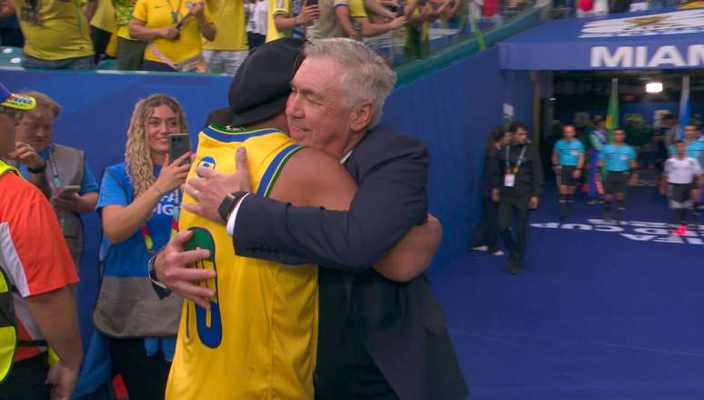 Ronaldinho cumprimenta Ancelotti antes de Brasil x Esc&oacute;cia &ndash;