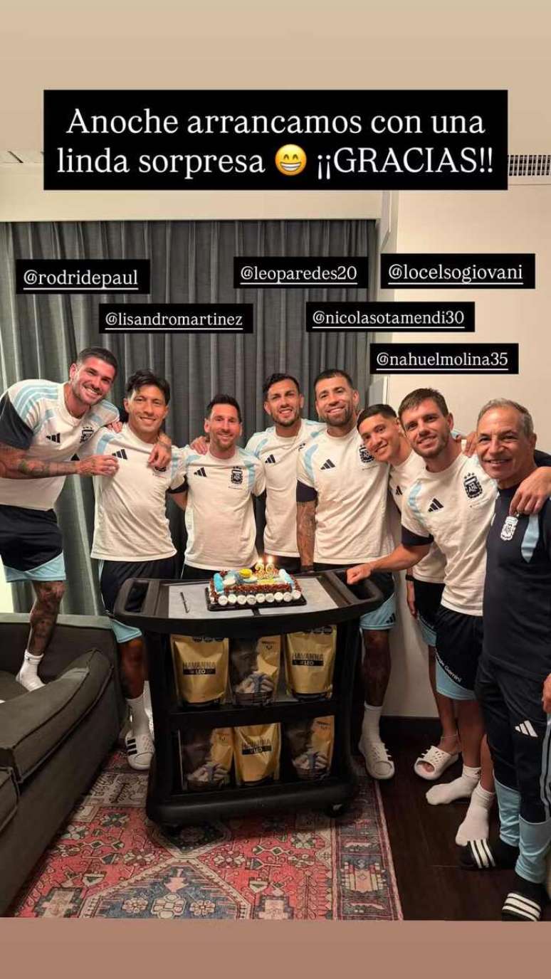 Lionel Messi ao lado de companheiros da sele&ccedil;&atilde;o da Argentina &ndash;