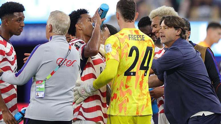O t&eacute;cnico dos EUA, Mauricio Pochettino (&agrave; direita), disse que as pausas para hidrata&ccedil;&atilde;o s&atilde;o "desnecess&aacute;rias", exceto em casos de calor extremo
