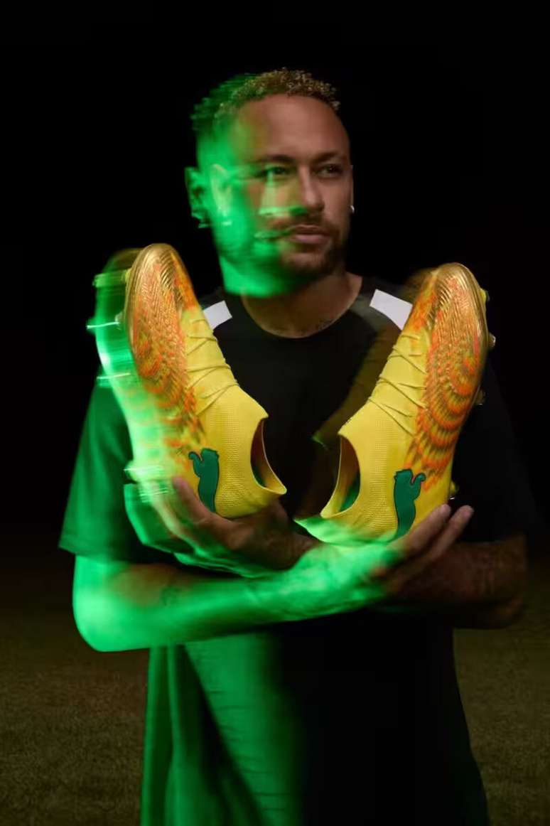Neymar com sua nova chuteira para o Mundial &ndash;
