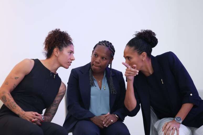 Cristiane, Formiga e Aline Peregrino conversam durante evento da Copa Feminina em Miami.