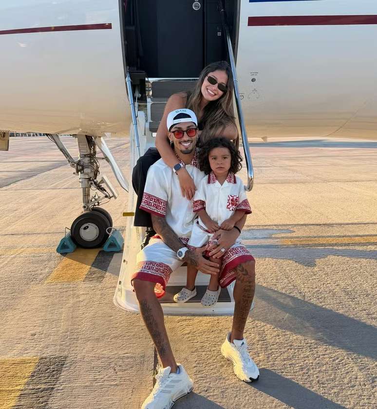 Natalia Belloli e Raphinha com o filho Gael 