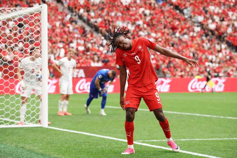 Manzambi marcou o segundo gol da Su&iacute;&ccedil;a contra o Canad&aacute; &ndash;