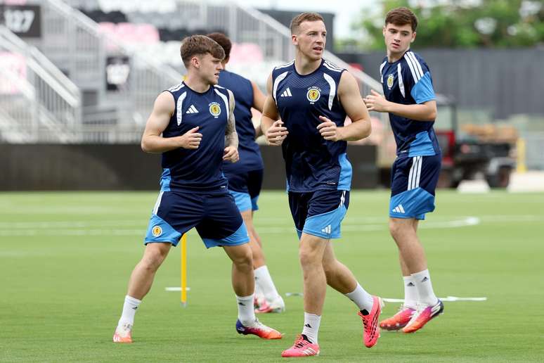 Doak (esquerda) e Ferguson (direita) durante treino da Esc&oacute;cia (