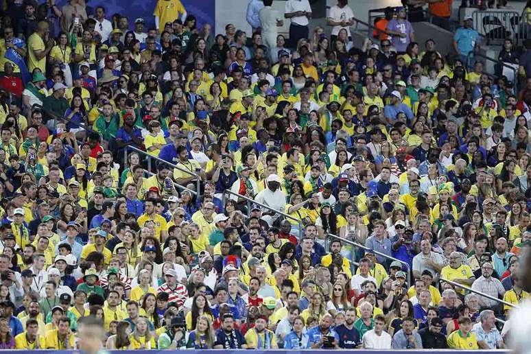 Torcida do Brasil j&aacute; &eacute; a maioria no Hard Rock Stadium &ndash;