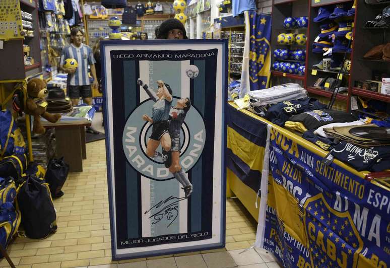 Um vendedor exibe uma toalha de souvenir com o gol da Juan Mabromata/AFP via Getty Images