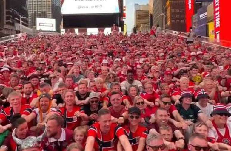 Torcida norueguesa vem viralizando com sua remada viking. E sua sele&ccedil;&atilde;o j&aacute; avan&ccedil;ou de fase.