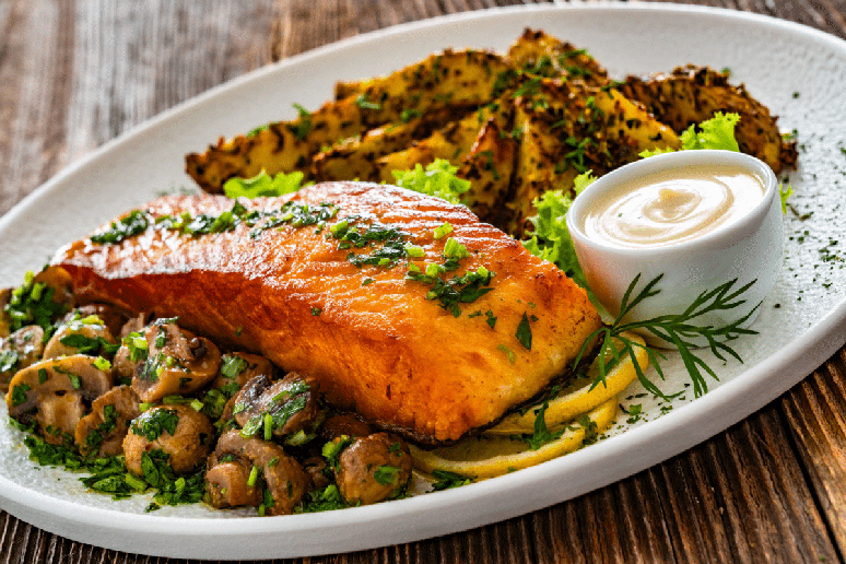 Salm&atilde;o assado com champignon e batatas r&uacute;sticas 
