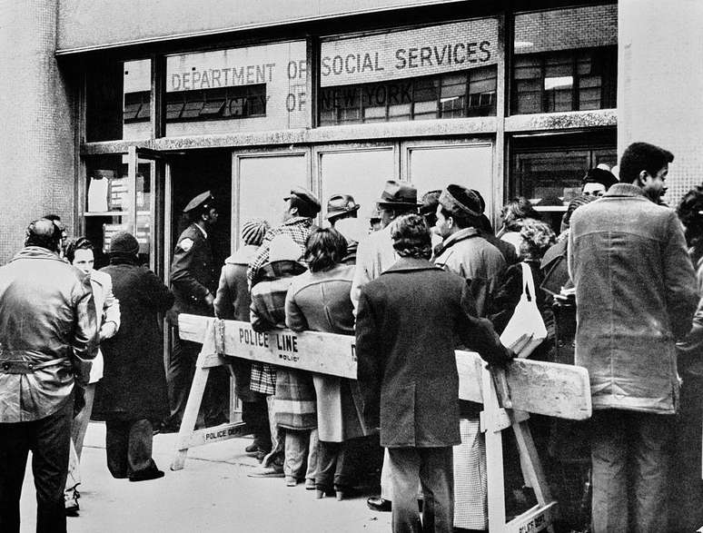 Uma forte reavalia&ccedil;&atilde;o dos pre&ccedil;os das a&ccedil;&otilde;es durante a d&eacute;cada de 1970 levou &agrave; temida 'estagfla&ccedil;&atilde;o': alta infla&ccedil;&atilde;o, baixo crescimento e desemprego em disparada.