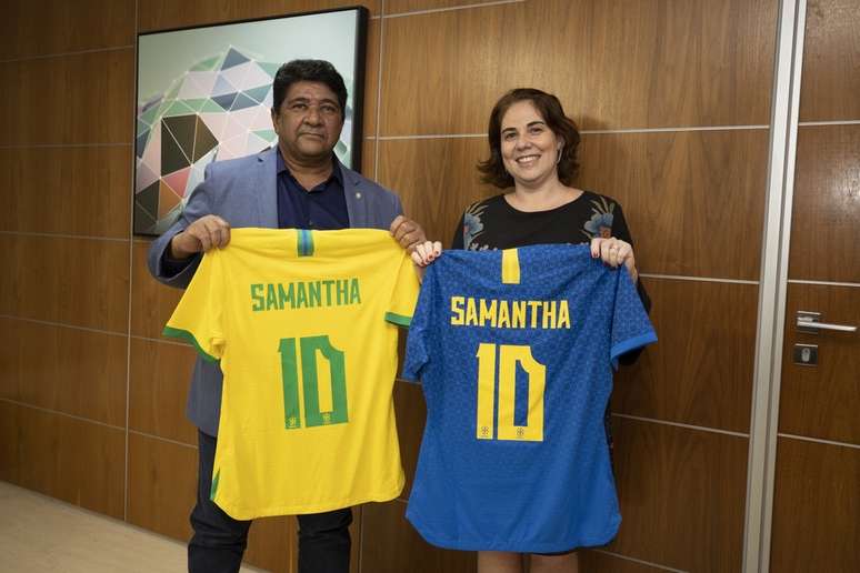 &Agrave; direita, Samantha Longo 