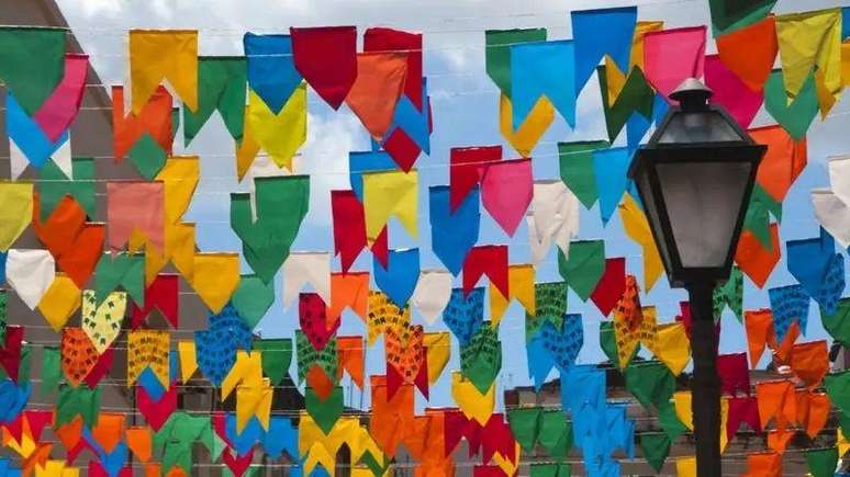 Festas juninas acabariam sendo reinventadas no Brasil