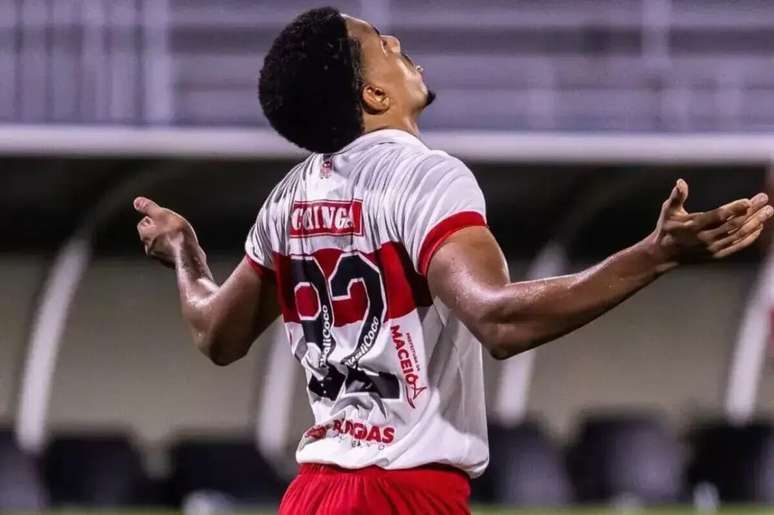 Wallace amplia op&ccedil;&otilde;es defensivas para a sequ&ecirc;ncia da temporada &ndash;