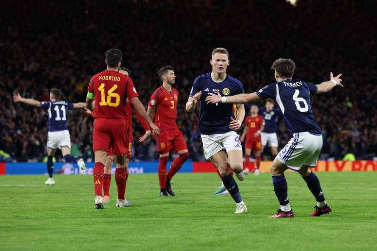 McTominay comemorando um dos gols da vit&oacute;ria sobre a Espanha 