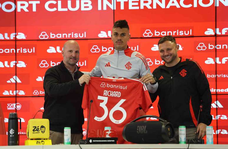 Diretoria j&aacute; trabalhava para encontrar um destino para o jogador &ndash;