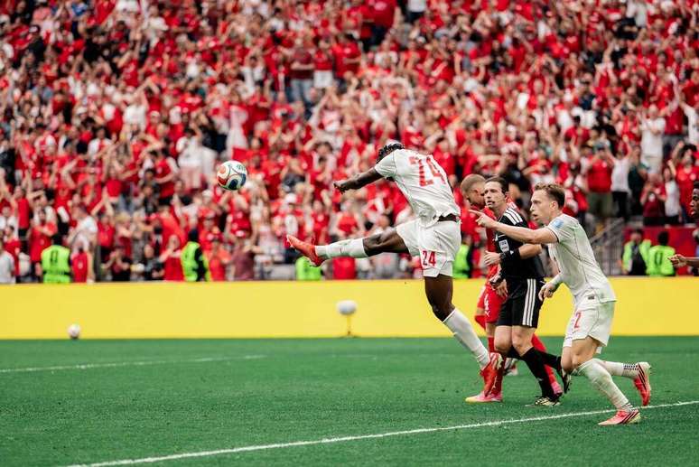 Canad&aacute; bem que tentou, mas n&atilde;o evitou derrota para a Su&iacute;&ccedil;a &ndash;