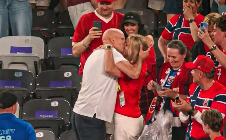 St&aring;le Solbakken invade a arquibancada para comemorar a vit&oacute;ria com um beijo na esposa Anniken Solbakken &ndash;