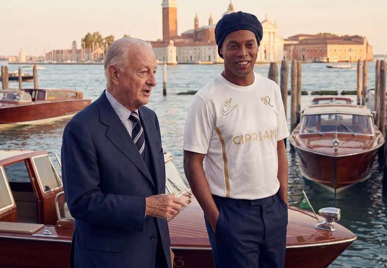 O hist&oacute;rico clube de futebol italiano de propriedade de Ignazio Cipriani celebra a contrata&ccedil;&atilde;o de Ronaldinho &ndash;