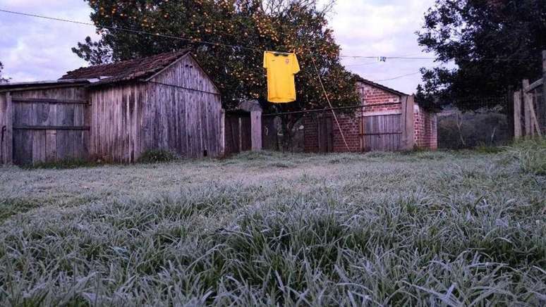 Camisa da Sele&ccedil;&atilde;o Brasileira congelou ap&oacute;s passar a noite no varal no Rio Grande do Sul