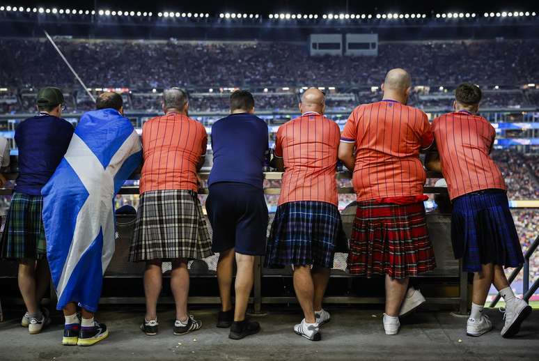 Torcedores vestindo o tradicionais kilts escoceses.