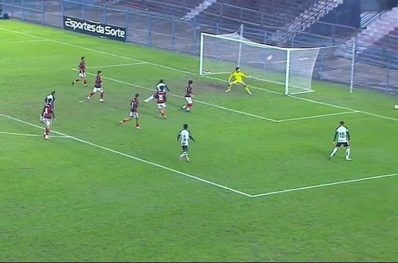 Flamengo fica duas vezes &agrave; frente do placar, mas cede empate ao Corinthians &ndash;