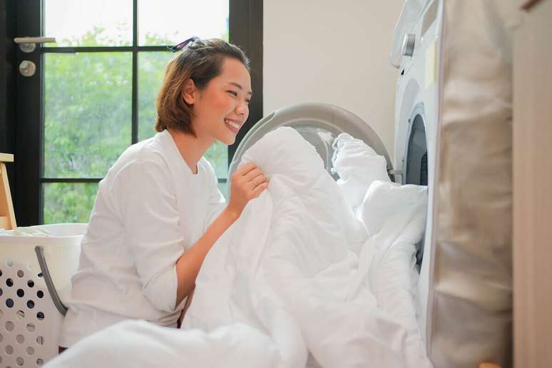 Para evitar crises de rinite e sinusite, &eacute; importante higienizar cobertores e roupas de cama antes do uso, j&aacute; que podem acumular poeira e &aacute;caros 