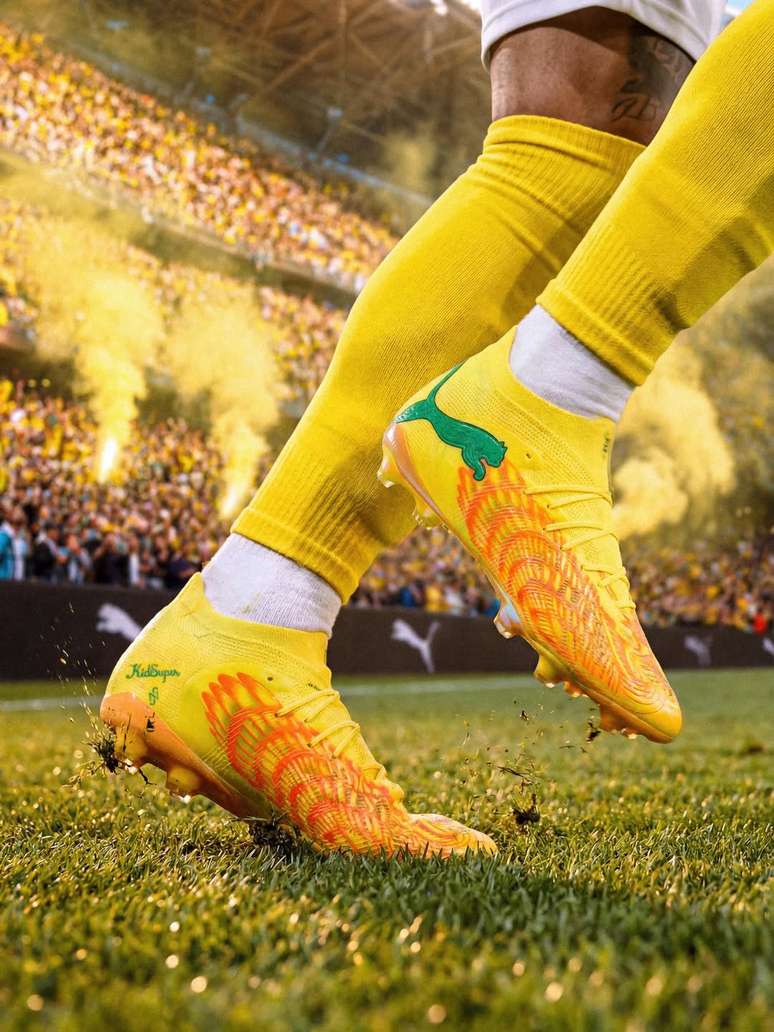 Neymar Jr com as chuteiras amarelas da Puma 