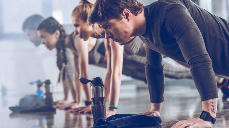 A combina&ccedil;&atilde;o de exerc&iacute;cio f&iacute;sico, alimenta&ccedil;&atilde;o adequada e corre&ccedil;&atilde;o de defici&ecirc;ncias, como a de vitamina D, &eacute; apontada como a estrat&eacute;gia mais eficaz para proteger a massa &oacute;ssea &ndash; depositphotos.com / ArturVerkhovetskiy