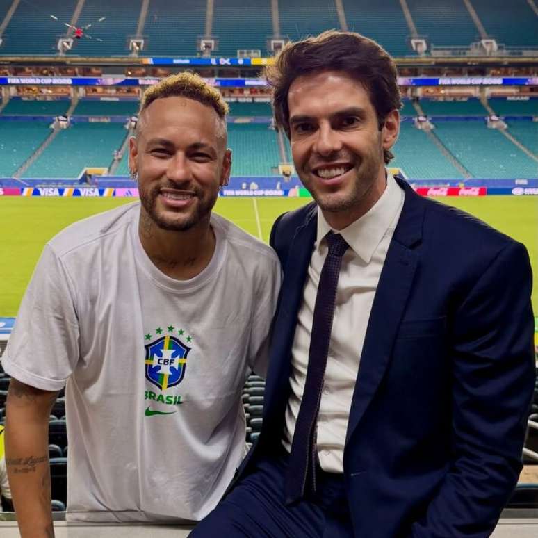 Kak&aacute; esteve presenta na vit&oacute;ria do Brasil sobre a Esc&oacute;cia e n&atilde;o deixou de registrar o encontro com Neymar