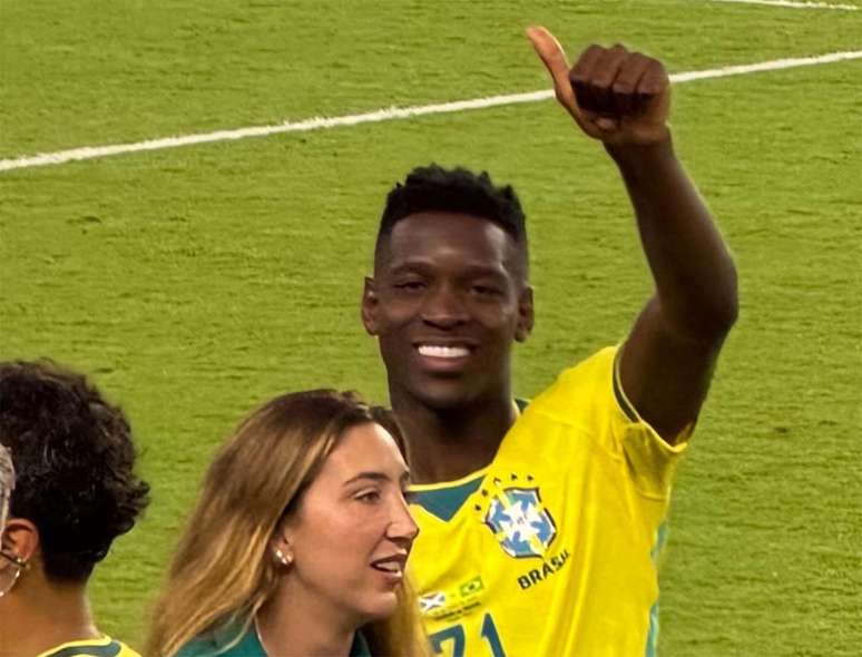 Luiz acena para Textor, que estava na arquibancada &ndash;