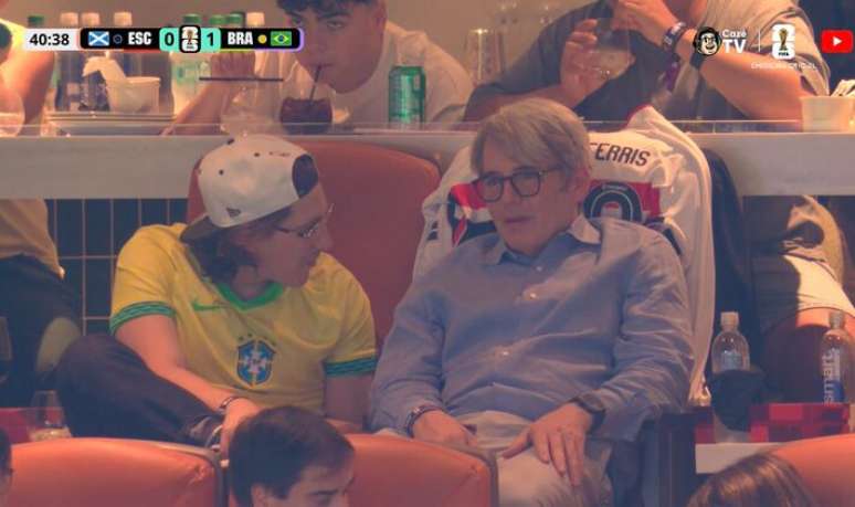 Matthew Broderick &eacute; flagrado assistindo &agrave; partida entre Brasil e Esc&oacute;cia