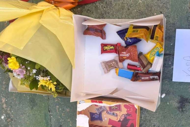 Presente ainda tinha flores e caixa de bombom &ndash;