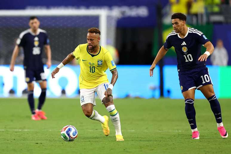 Neymar parte para o ataque com a bola dominada &ndash;