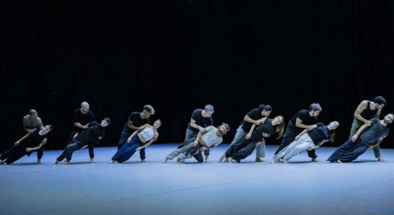 Bal&eacute; da Cidade de S&atilde;o Paulo apresenta 'Coro Umbral' no Theatro Municipal.