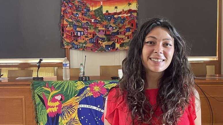 A francesa Sophie Foray encontrou na literatura de cordel uma ponte entre a educa&ccedil;&atilde;o no Brasil e na Fran&ccedil;a. Em Malakoff, Fran&ccedil;a, em 25 de junho de 2026.