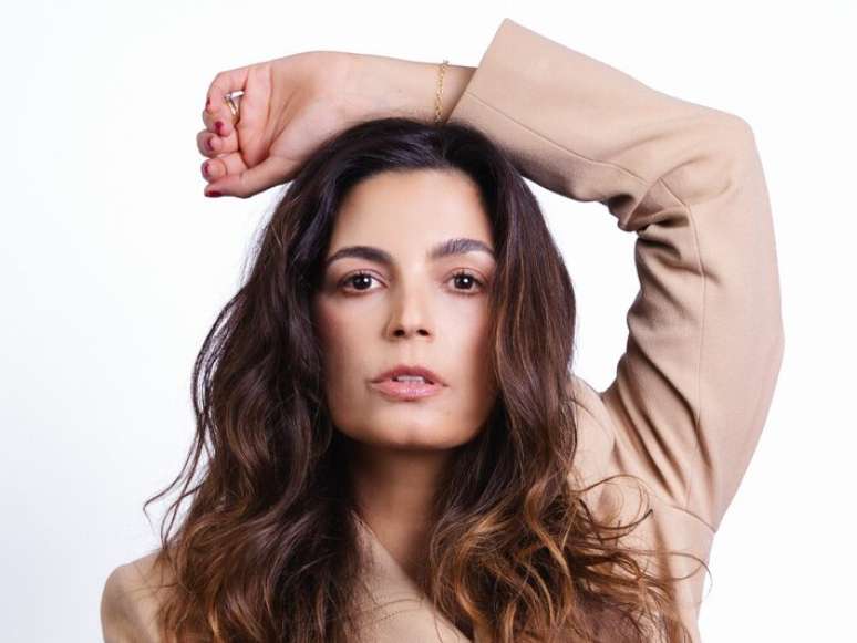 Emanuelle Ara&uacute;jo lan&ccedil;a novo trabalho