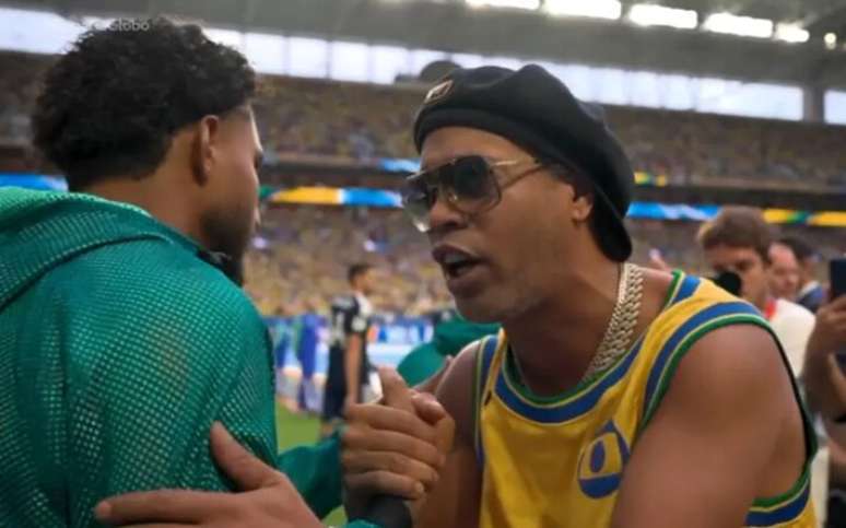 Ronaldinho fala com jogadores da Sele&ccedil;&atilde;o Brasileira antes de partida contra a Esc&oacute;cia