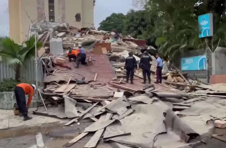 Equipes de resgate atuam entre os escombros deixados pelos terremotos que atingiram a Venezuela &ndash;