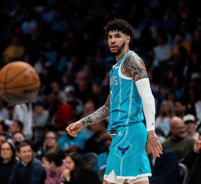 Lamelo Ball durante partida com o Charlotte Hornets, na NBA 