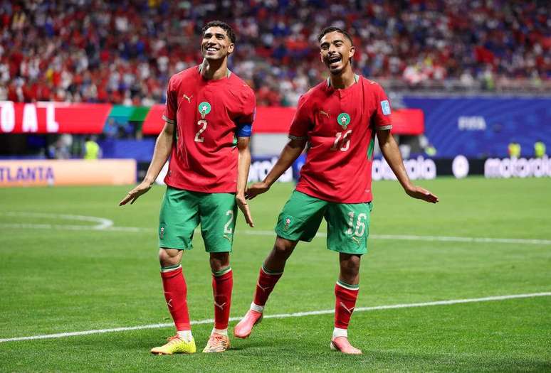 Hakimi (&agrave; esquerda) comemora gol da sele&ccedil;&atilde;o marroquina &ndash;