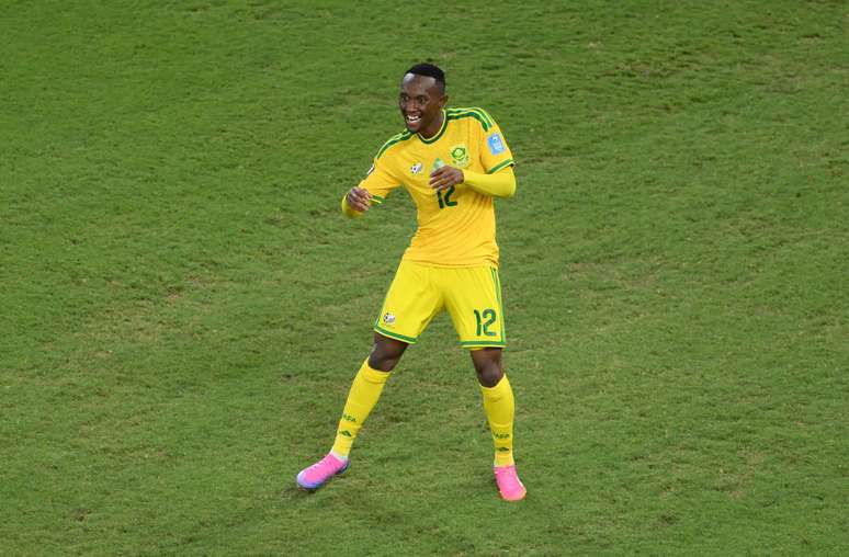 Thapelo Maseko comemora gol que colocou a &Aacute;frica do Sul diretamente nos 16-avos de final da Copa do Mundo &ndash; 